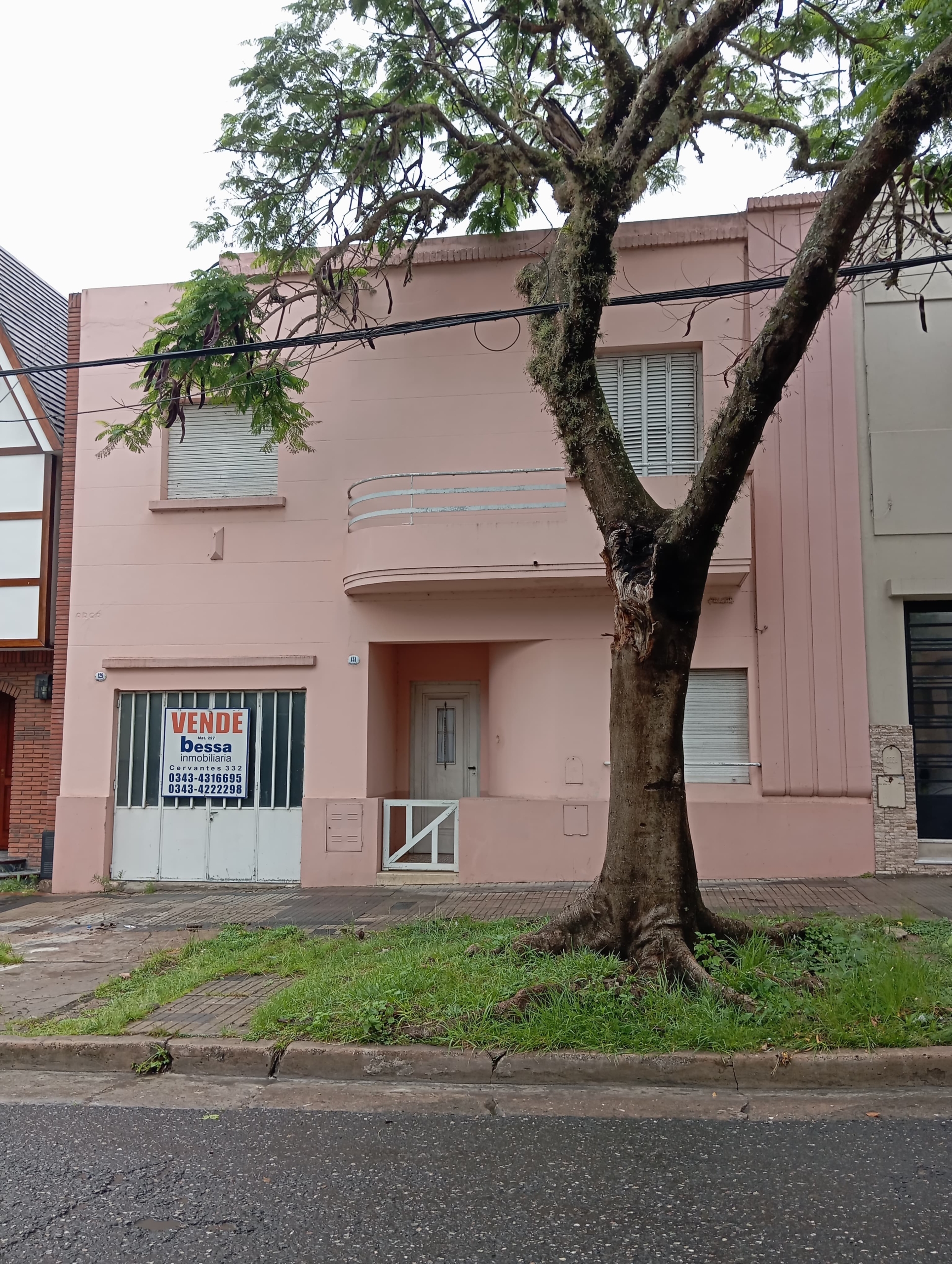 🏡🌳 ¡VENTA! Casa antigua de dos plantas, ubicada en pleno Parque Urquiza, un verdadero oasis en la ciudad de Paraná.
