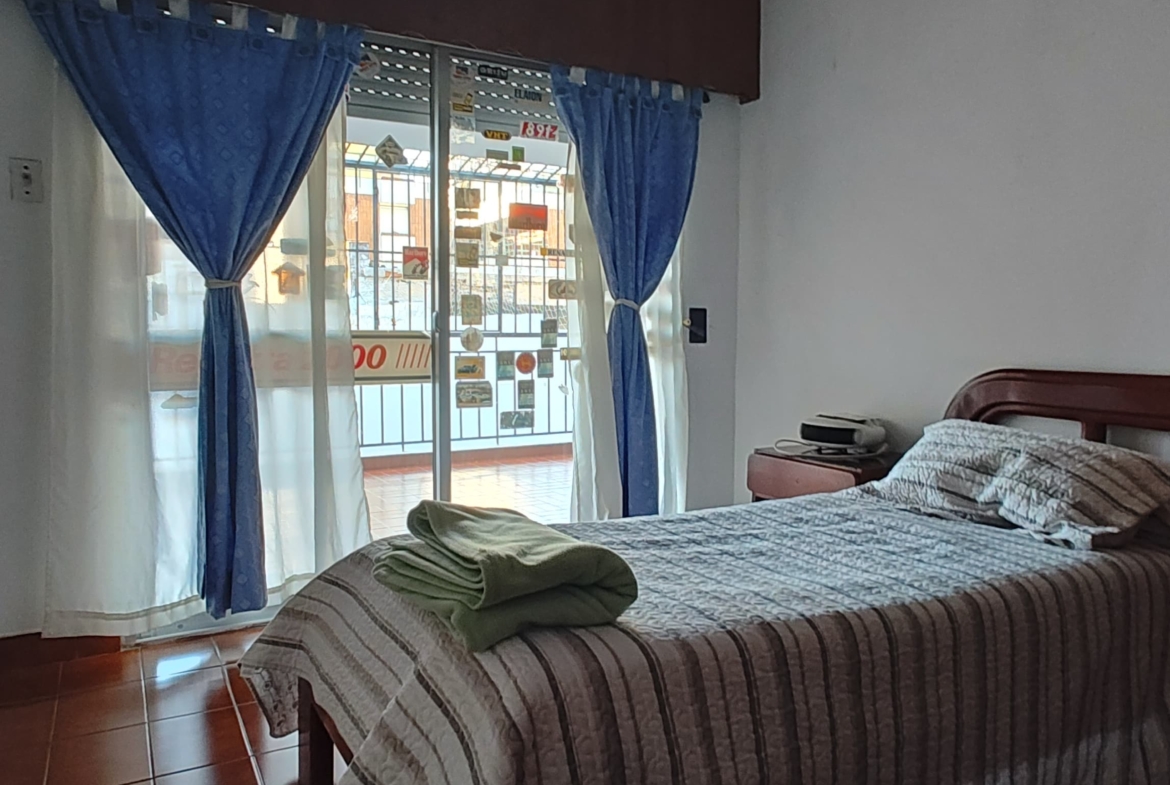 🎯 ¡Atención instituciones o familias numerosas!🏡 En venta: casa de dos plantas sobre calle Pellegrini al 300.