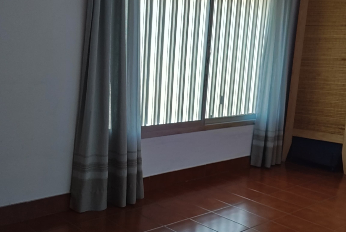 🎯 ¡Atención instituciones o familias numerosas!🏡 En venta: casa de dos plantas sobre calle Pellegrini al 300.
