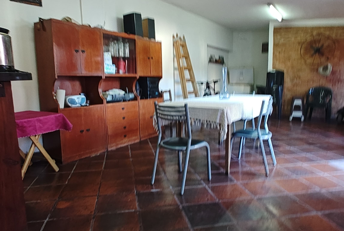🎯 ¡Atención instituciones o familias numerosas!🏡 En venta: casa de dos plantas sobre calle Pellegrini al 300.