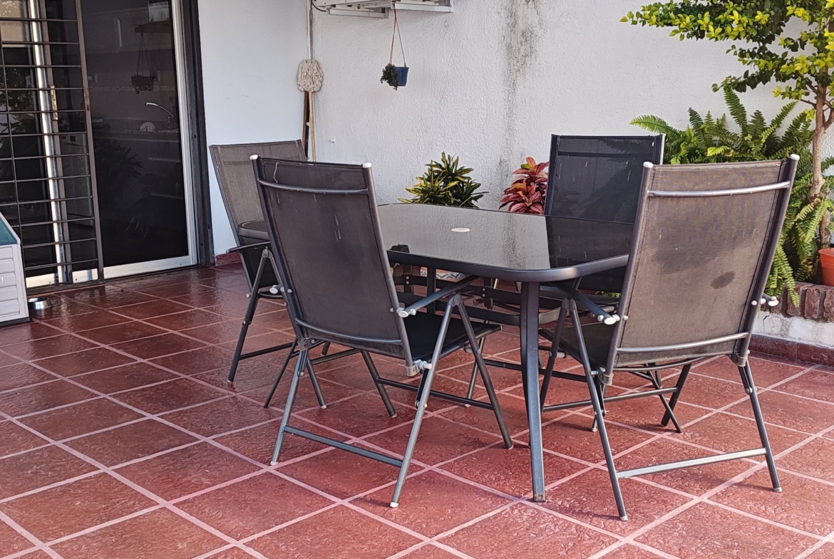 🎯 ¡Atención instituciones o familias numerosas!🏡 En venta: casa de dos plantas sobre calle Pellegrini al 300.