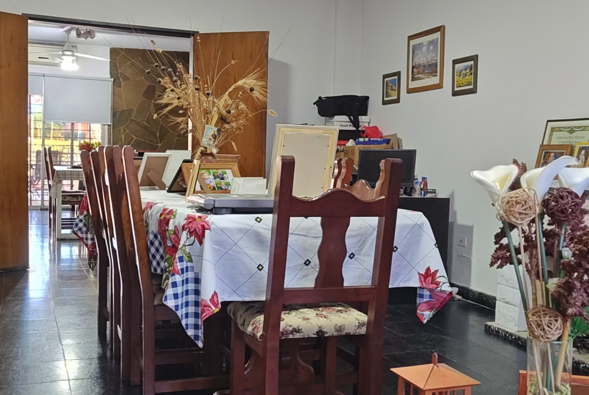 🎯 ¡Atención instituciones o familias numerosas!🏡 En venta: casa de dos plantas sobre calle Pellegrini al 300.