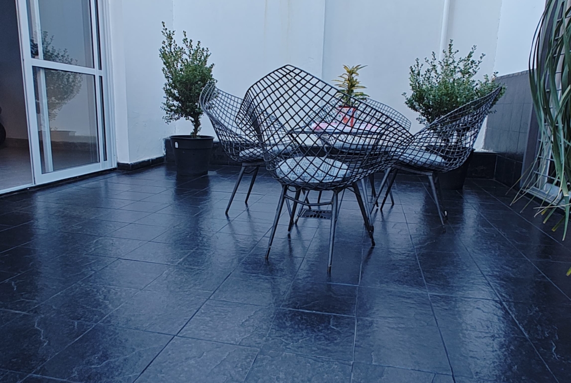🎯 ¡Atención instituciones o familias numerosas!🏡 En venta: casa de dos plantas sobre calle Pellegrini al 300.