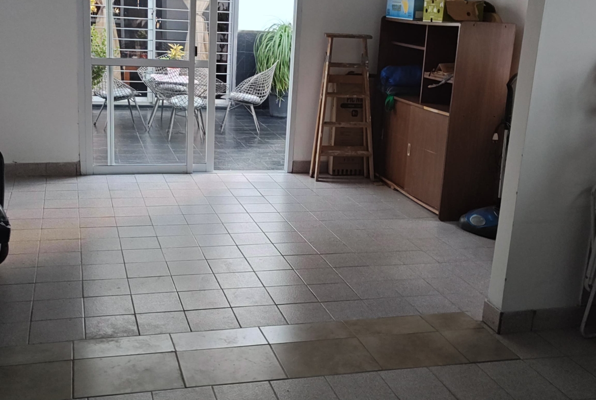 🎯 ¡Atención instituciones o familias numerosas!🏡 En venta: casa de dos plantas sobre calle Pellegrini al 300.