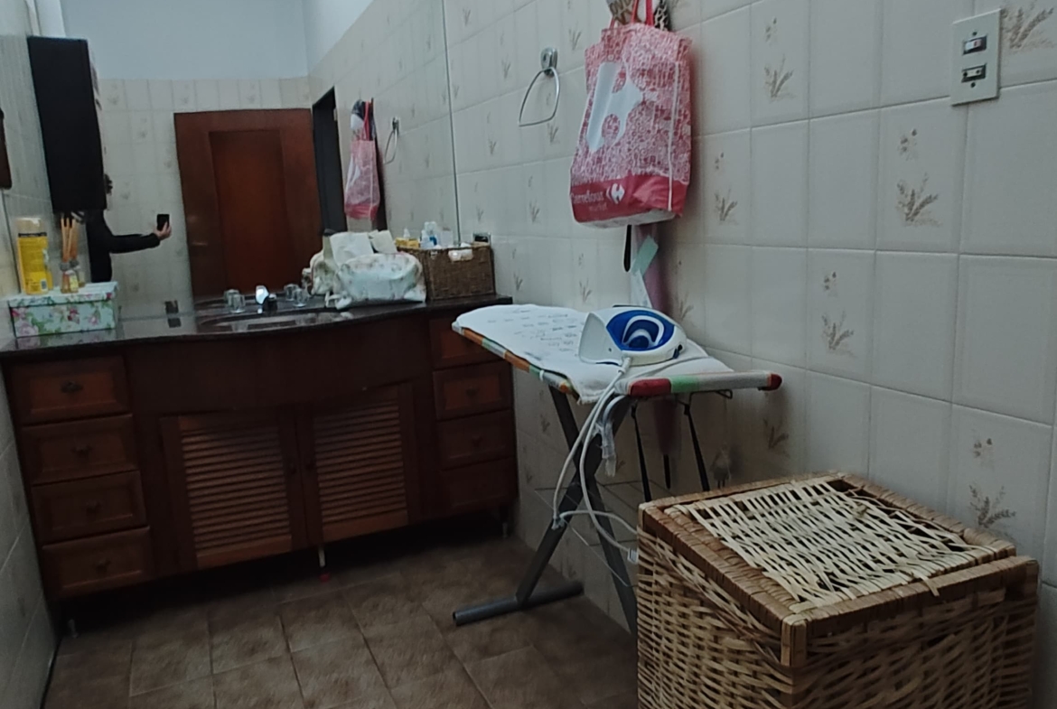 🎯 ¡Atención instituciones o familias numerosas!🏡 En venta: casa de dos plantas sobre calle Pellegrini al 300.