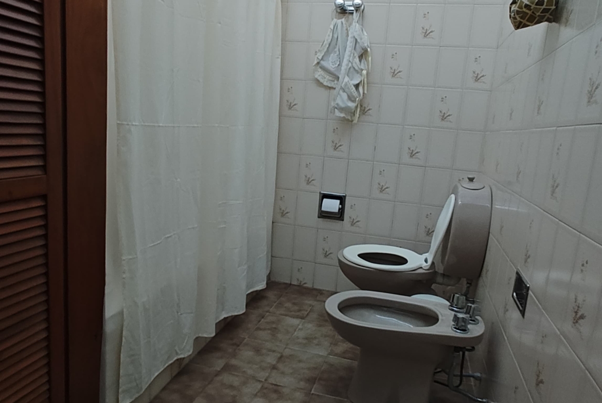 🎯 ¡Atención instituciones o familias numerosas!🏡 En venta: casa de dos plantas sobre calle Pellegrini al 300.