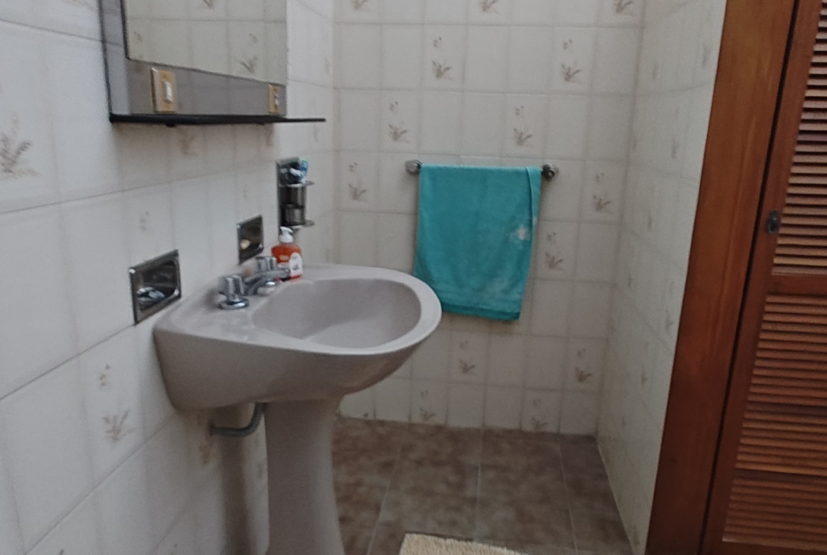 🎯 ¡Atención instituciones o familias numerosas!🏡 En venta: casa de dos plantas sobre calle Pellegrini al 300.