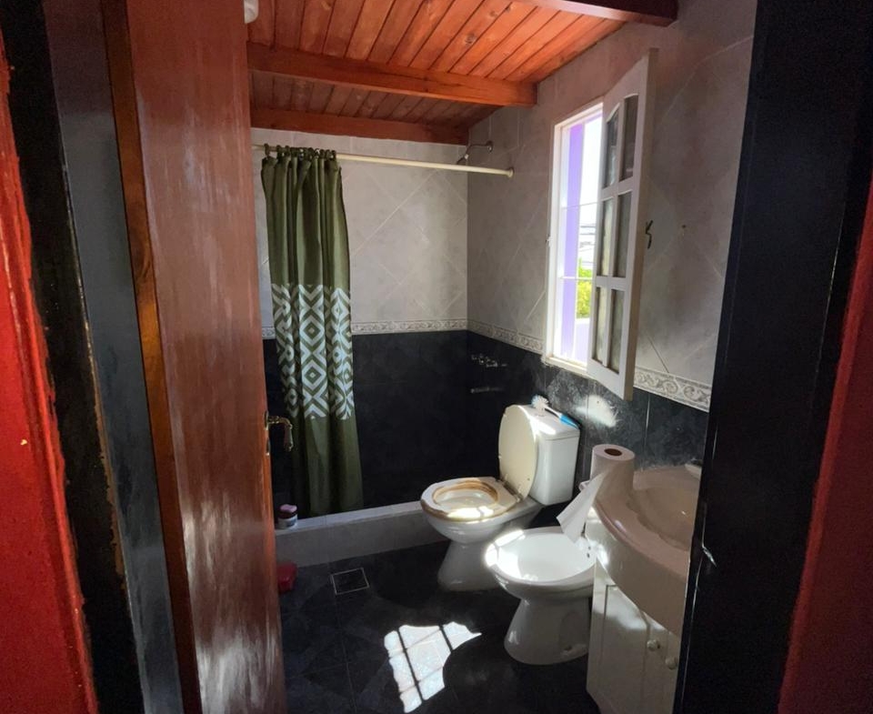 🏡 CASA EN VENTA: Don Segundo Sombra esquina Los Aromos, a tan solo 100 metros de Av. Montiel