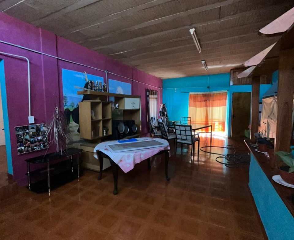 🏡 CASA EN VENTA: Don Segundo Sombra esquina Los Aromos, a tan solo 100 metros de Av. Montiel